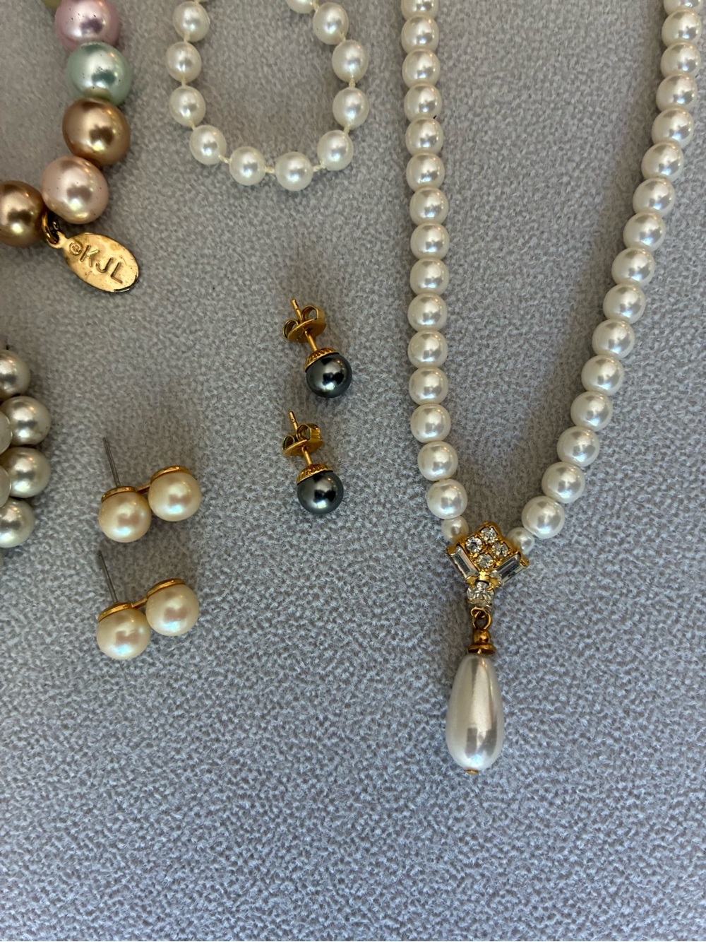 Vintage Faux Pearl Jewelry Lot, Earrings x 2, Bracelet x 2, Necklace x 2 - Picture 8 of 14